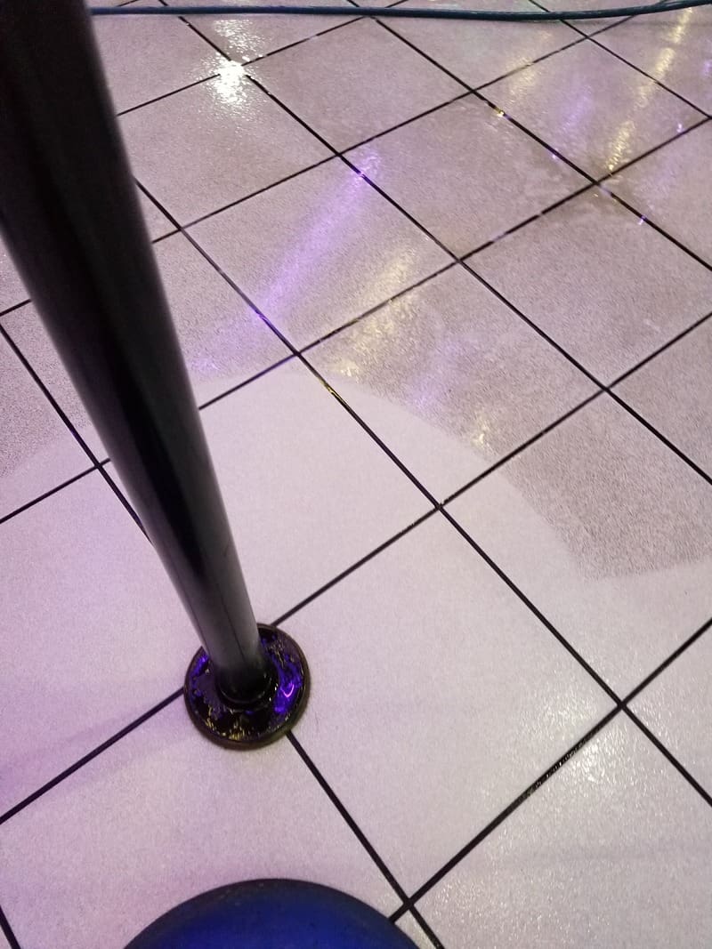 A gallery floor with a pole in the middle of it.